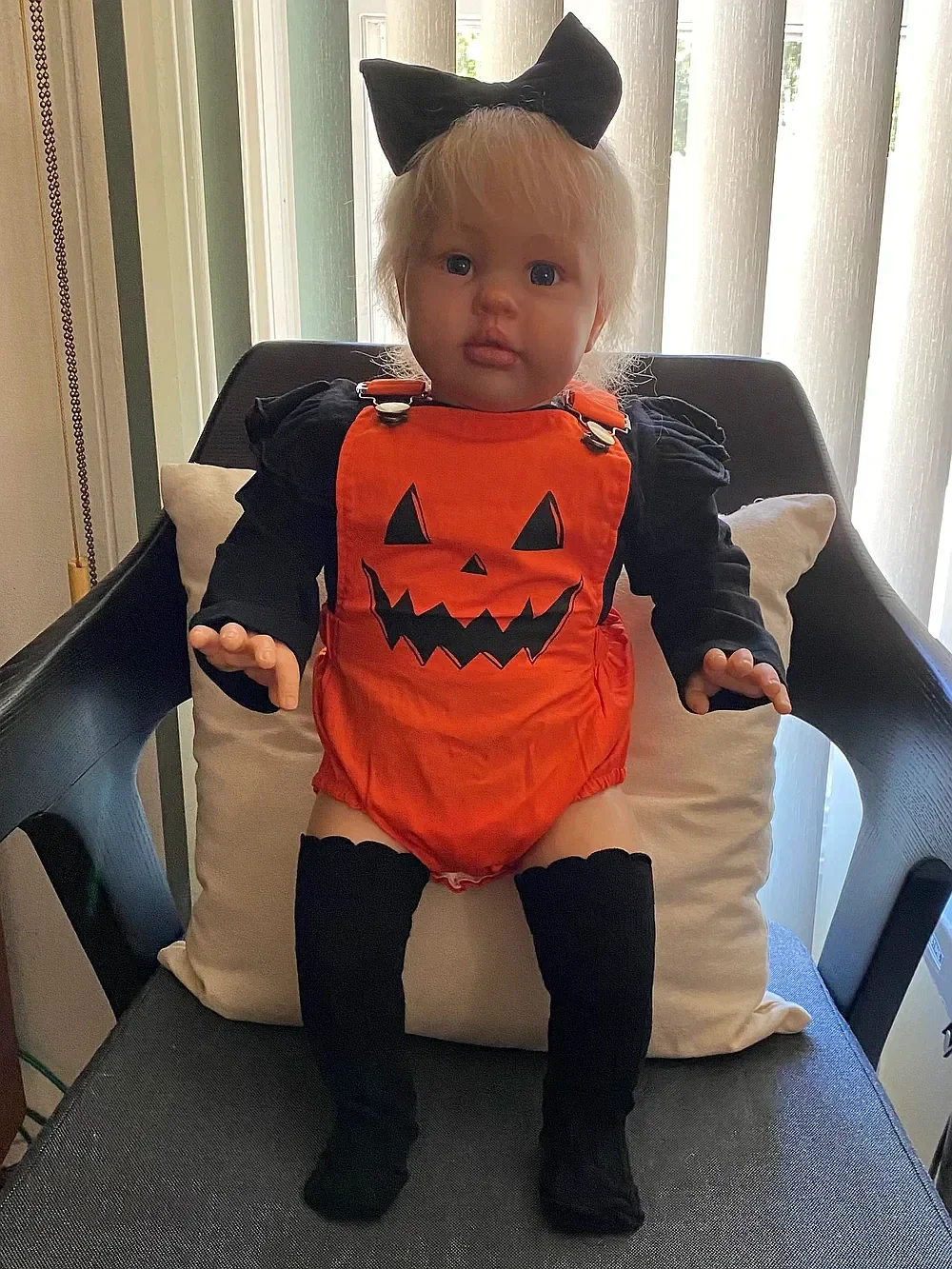 St.Store Fornecimento limitado personalizado 22 polegadas Reborn Baby Ellie com cabelo enraizado à mão já acabado boneca com vestido diferente