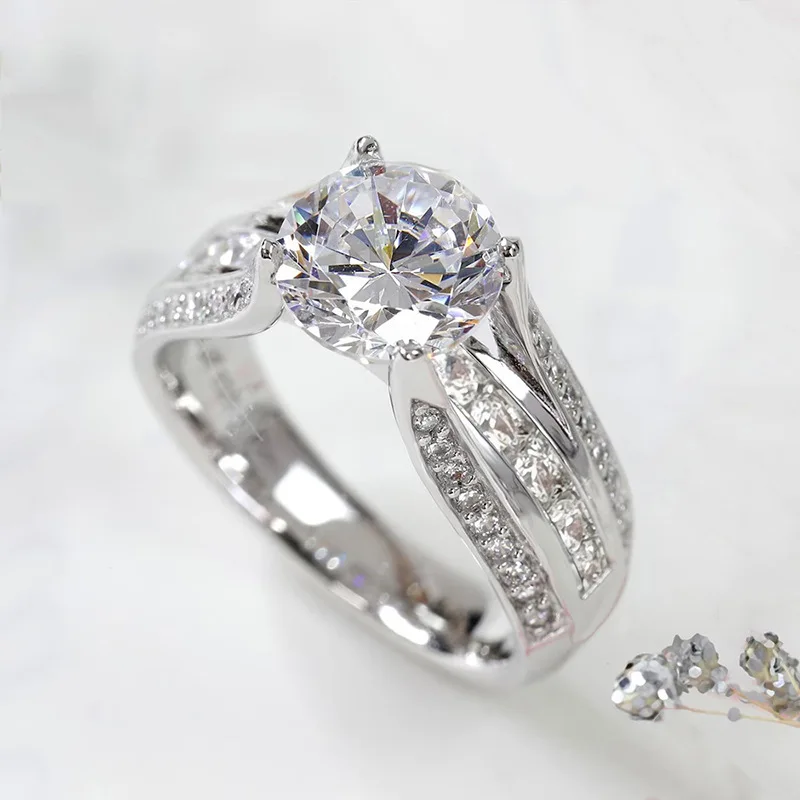 2026 New European and American Four Claw Inlaid Ring for Women's Fashion, Light Luxury Design, High Grade Jewelry Accessories