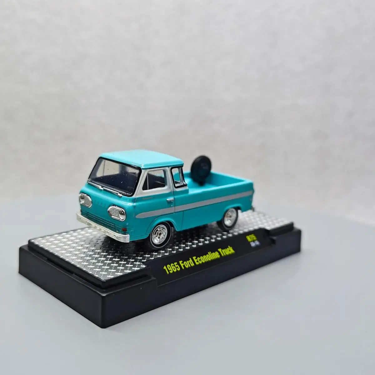 M2 Machines 1/64 1965 Ford Econoline Truck Blue Die-cast alloy car model collection display child gift