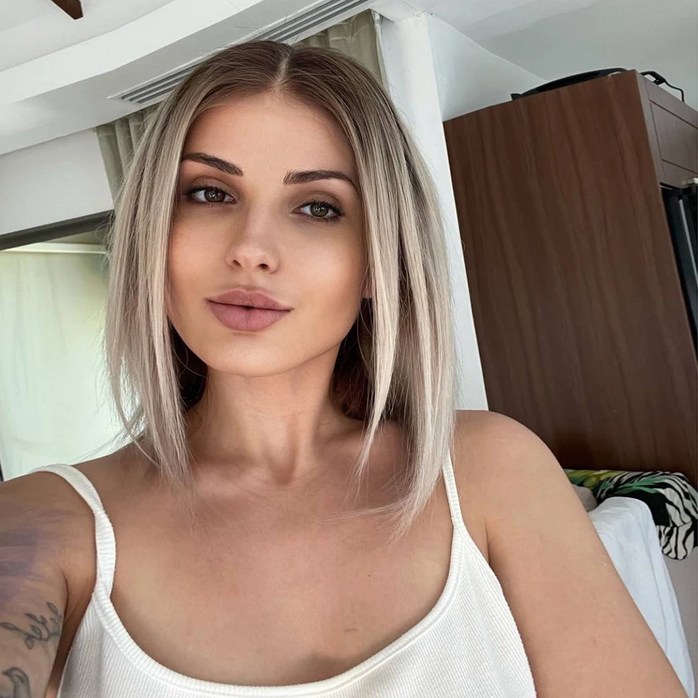 

Ash Roots Platinum Blonde Bob Wig Middle Part Lightweight Lace Front Wig FUTURA Synthetic Lace Wig For Women Alopecia Hair Loss