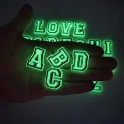 Hot 1Pcs Letter and Nummer PVC Shoe Charms PVC Lichtgevende Shoe Aceessories Fit shoe Decoraties Kids X-Mas