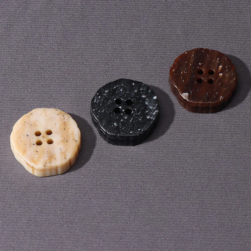 Lèvent en Résine Irréguliers à 4 Trous, pour Pull Imbibé de Manteau, Artisanat, Décoration, Bricolage, Vêtement, Accessoires de Couture Faits à la Main, 50 Pièces/Ensemble