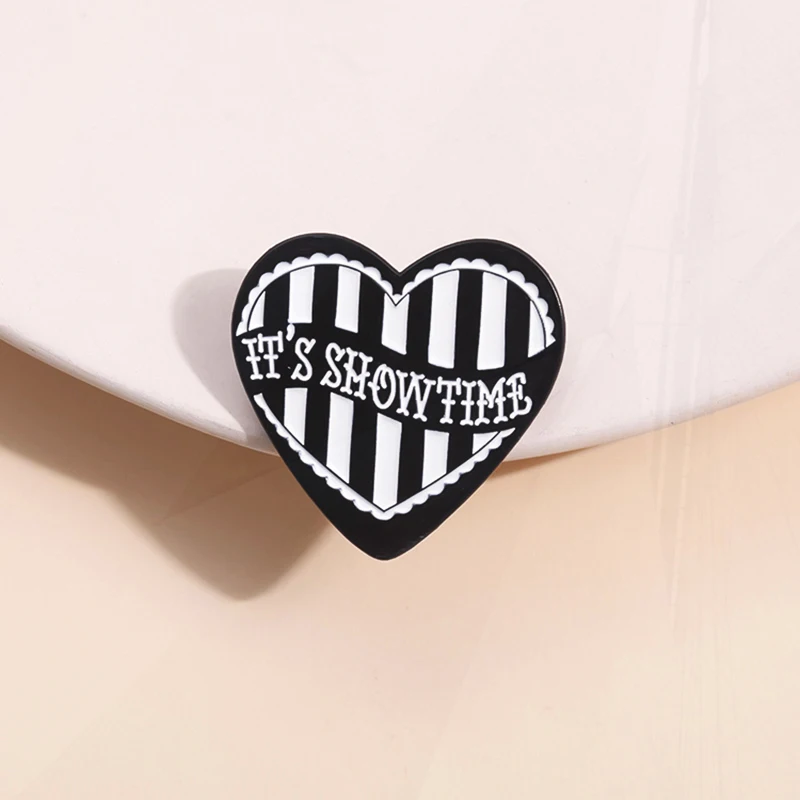 Showtime Pines-Danemark ges de Revers Punk Gothique, Broche en Émail à Rayures Noires et Blanches, Bijoux Personnalisés, Cadeau pour Enfants et Amis