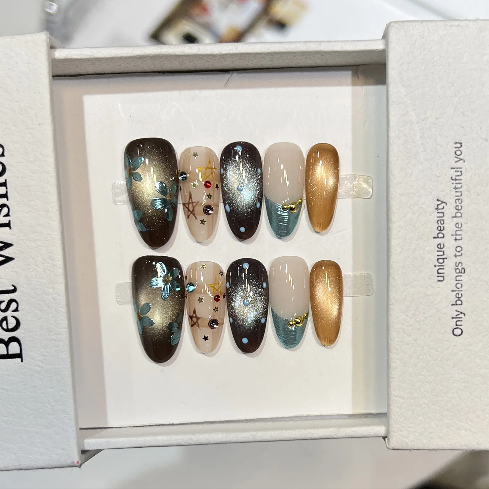 10 Stück handbemalte Katzenaugen-Nägel zum Aufdrücken, oval, braun, Herbst-Winter-Pressnägel mit glitzerndem Gold-Sternen-Design