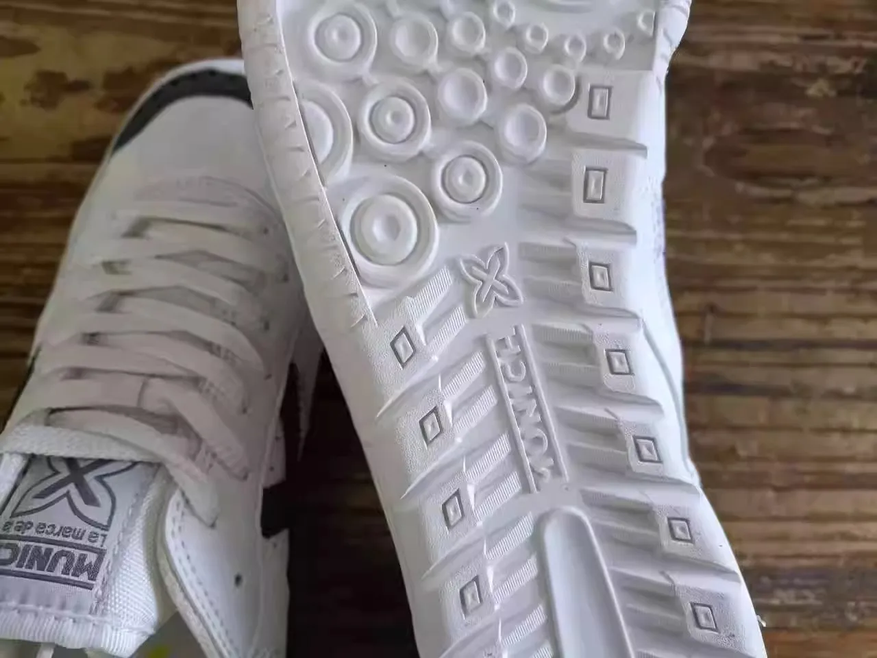 

2025 Hot Men's Soccer Shoes Indoor Training Game Sneakers Designer Soccer Shoes Men's Sneakers
