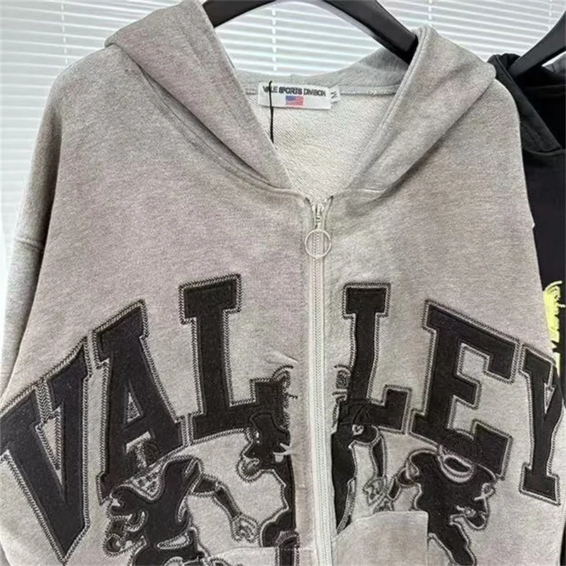سترات رجالي رمادية مغسولة من VALLEY بشعار أمريكي عتيق مطرز بحروف كبيرة الحجم من القطن الخالص مع قلنسوة بسحاب