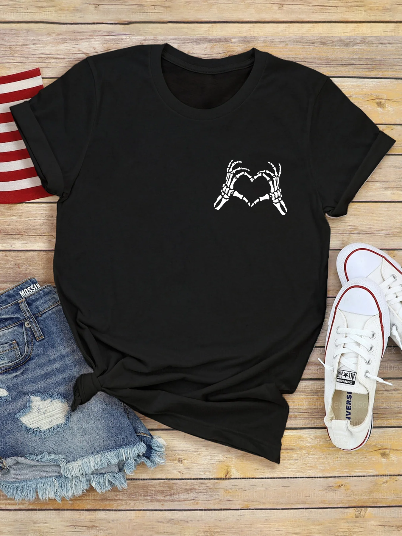 T-shirt da donna con stampa grafica Skull & Heart Spider - Top casual girocollo a maniche corte grigio scuro, vestibilità regolare per tutte le stagioni