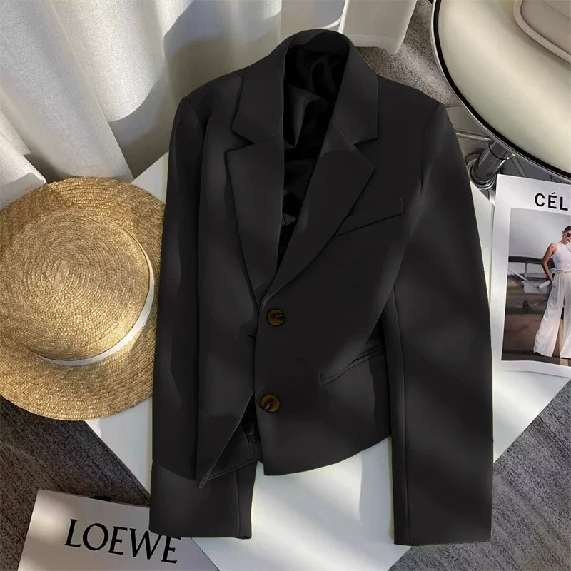 بليزرات سوداء مقصوصة ملابس خارجية للسيدات 2025 سترة قصيرة بياقة مدببة جديدة تناسب الجميع معطف بدلة كوري أنيق بصدر واحد