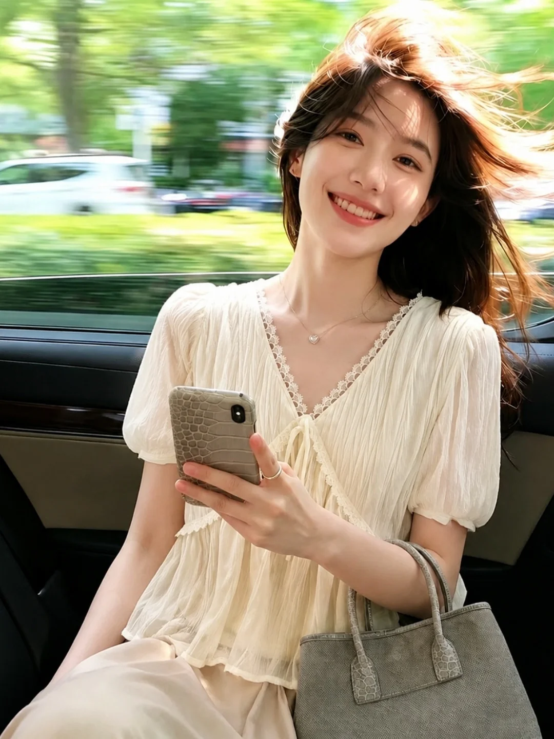 

Sweet Style V-Neck Lightweight Chiffon Shirt Short Sleeve Summer Fashionable Versatile Young Looking Comfortable Stylish Wome...