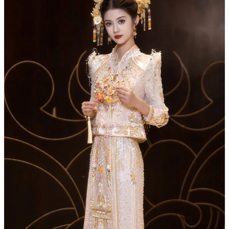 A new champagne-colored wedding dress featuring small man toasting and dragon phoenix gown