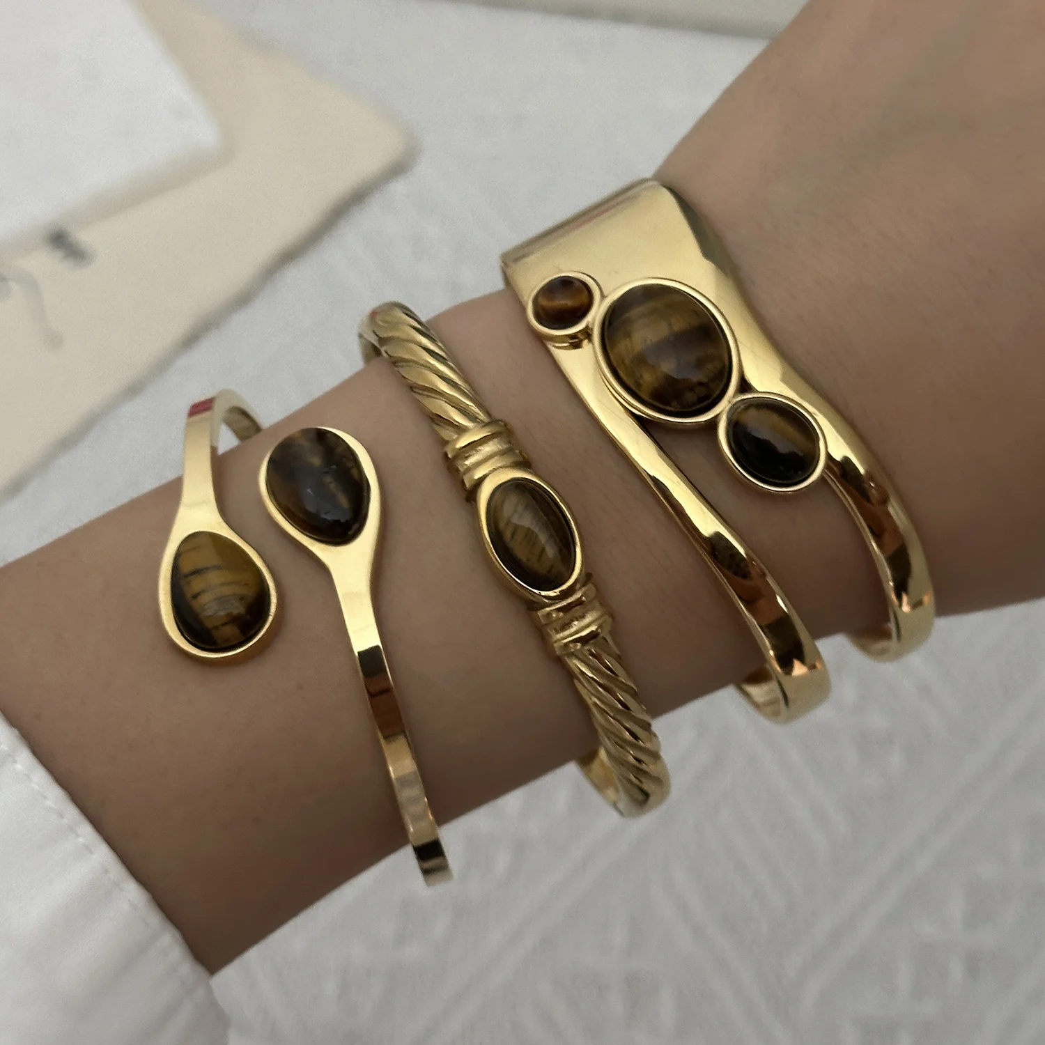 Extravagantes Retro-Armband aus Vergoldetem Edelstahl für Damen und Herren mit Naturstein, Glatt und Hohl, Charm-Schmuck Geschenke – Detail 2