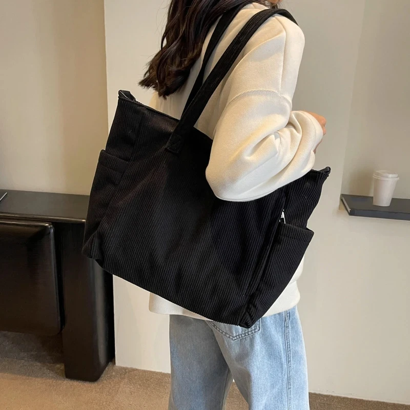 Modische gestreifte Samthandtasche, einfacher Stil, Cord-Umhängetasche, einfarbig, große Kapazität, Pendler-Damen-Einkaufstasche – Detail 10