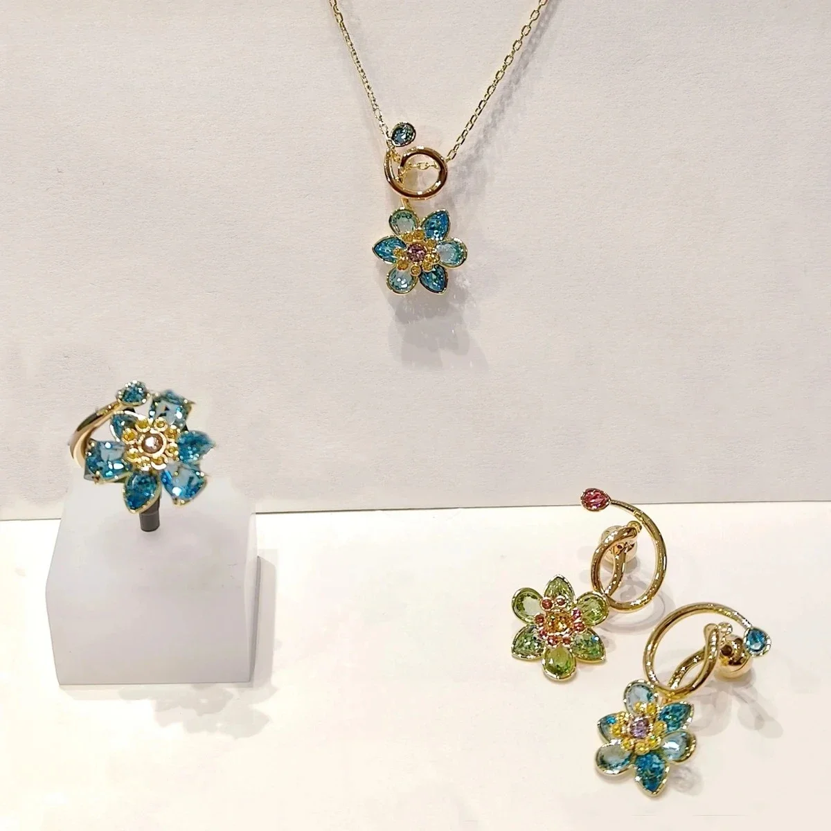 

2025 Новый тренд, комплект ювелирных изделий, очаровательный оригинальный синий цветок, зеленый кристалл, модное роскошное ожерелье, серьги, романтический подарок для женщин