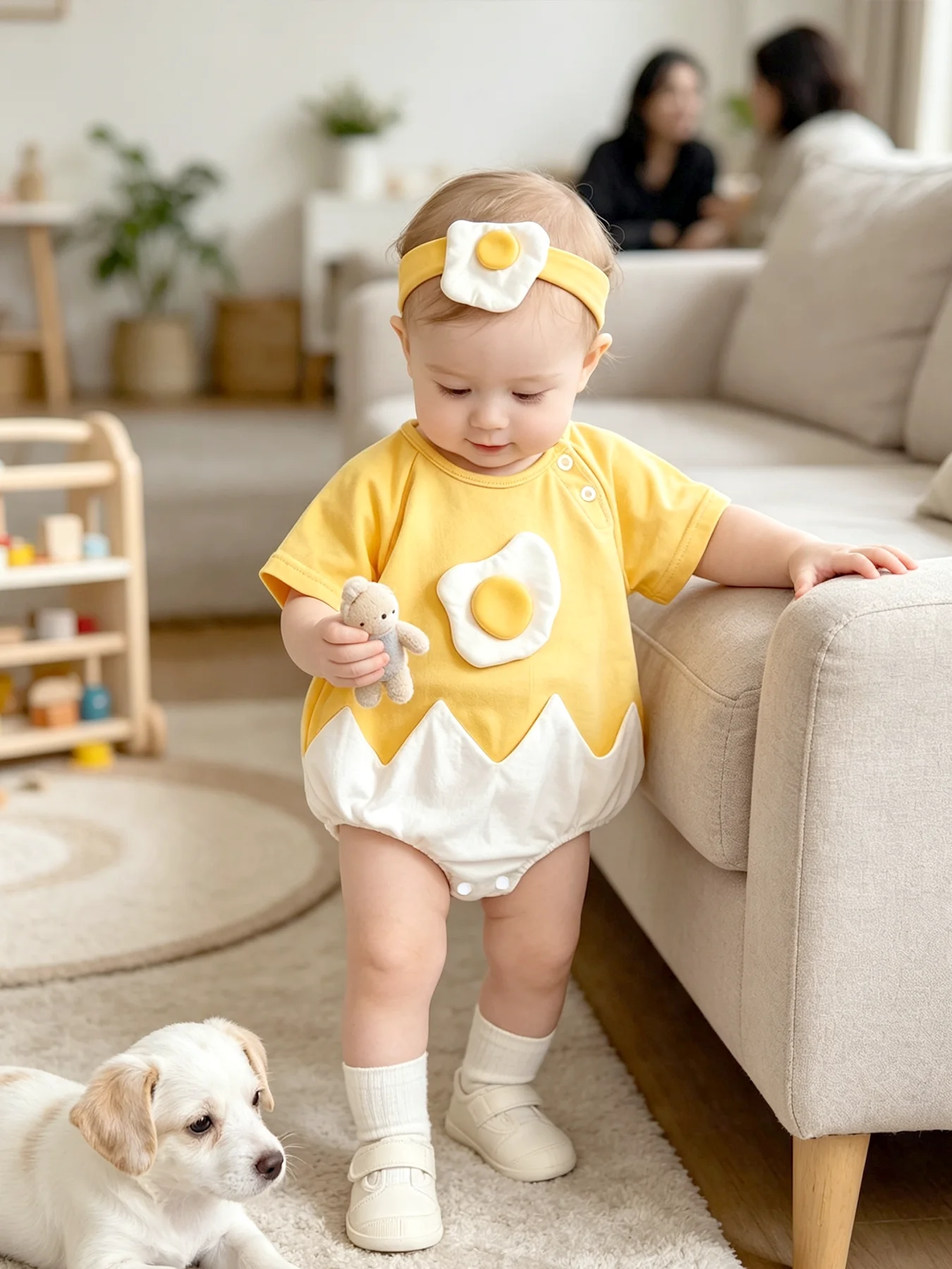 Baby-Strampler mit dreieckigem Schnitt und Fried-Egg-Motiv, passend dazu ein Haarband – ideal für Frühling/Sommer – für Babys von 0–12 Monaten – ein süßes Baby-Outfit für zu Hause. – Detail 9