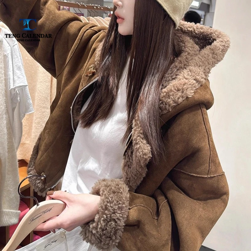 Popolare pelliccia sintetica in peluche di agnello con cappuccio color caffè, giacca corta e piccola in pelle scamosciata, nuovo modello invernale 2025 da donna