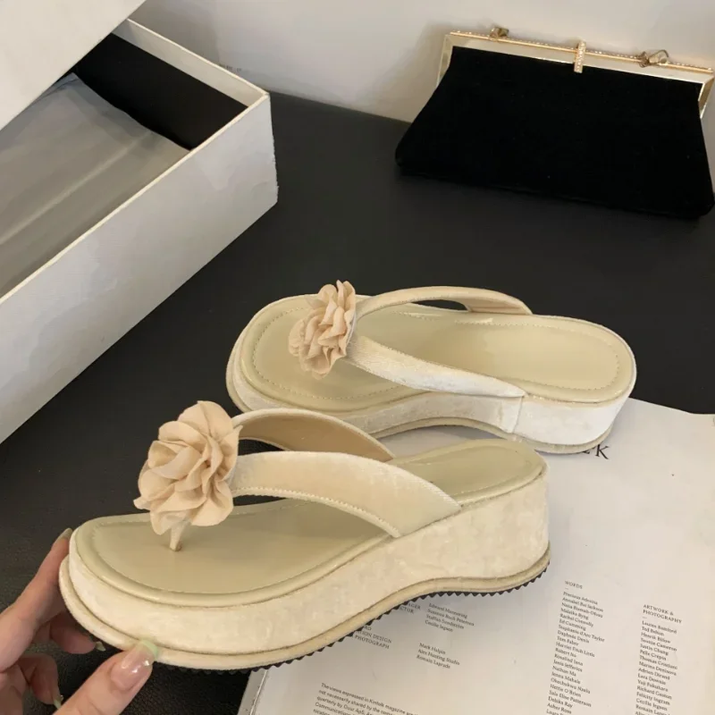 

Elegant Flower Thick-soled Flip Flops Woman Summer Designer Beach Slippers Casual Wedged Platform Sandals Height Increase Flats