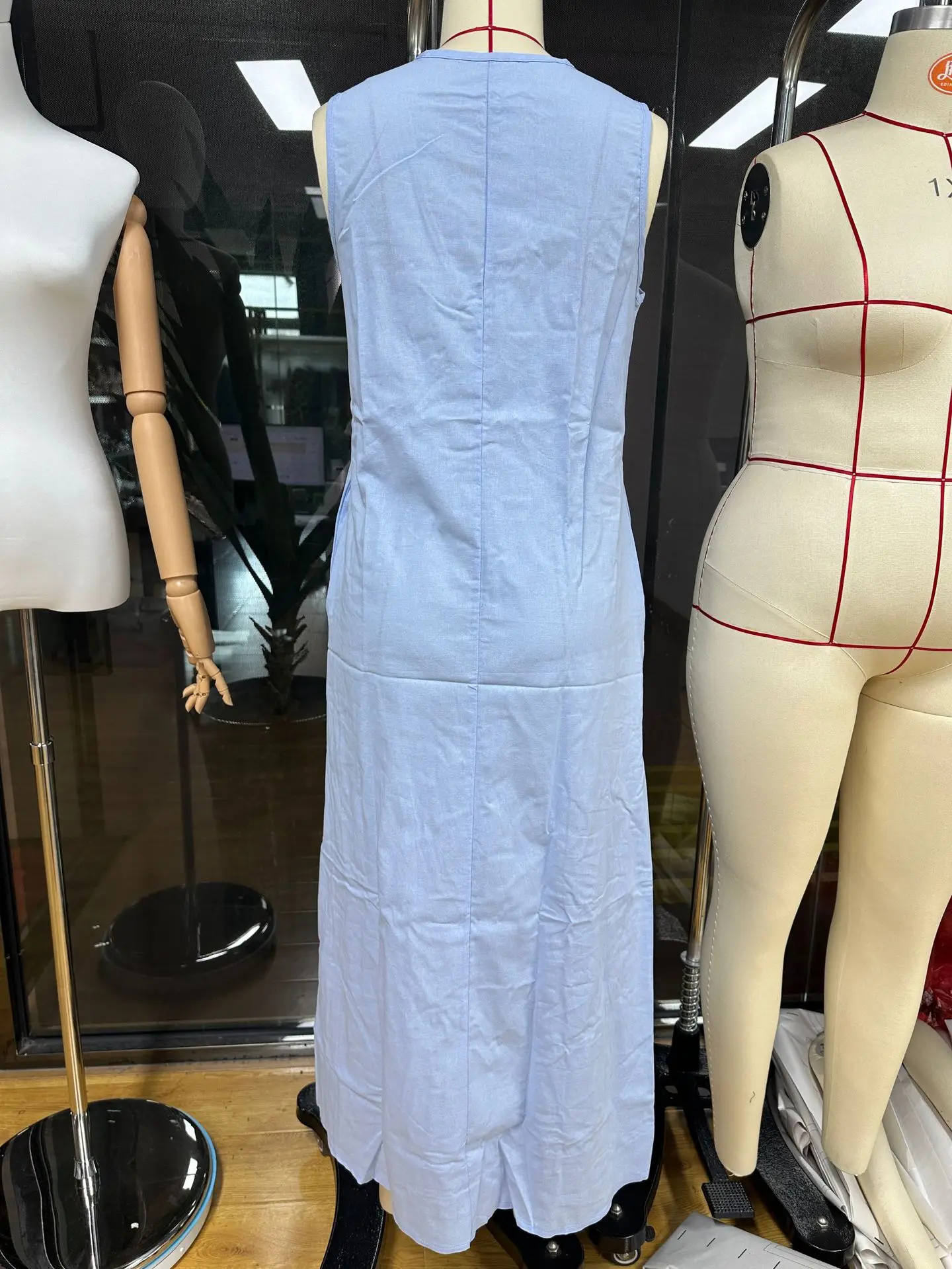 2026 Sommer Damen Baumwoll-Leinen A-Linien-Maxikleid mit V-Ausschnitt, ärmellos, asymmetrisch, Knopfleiste, Westenkleid, locker geschnitten, lässig, für den Urlaub am Strand – Detail 4