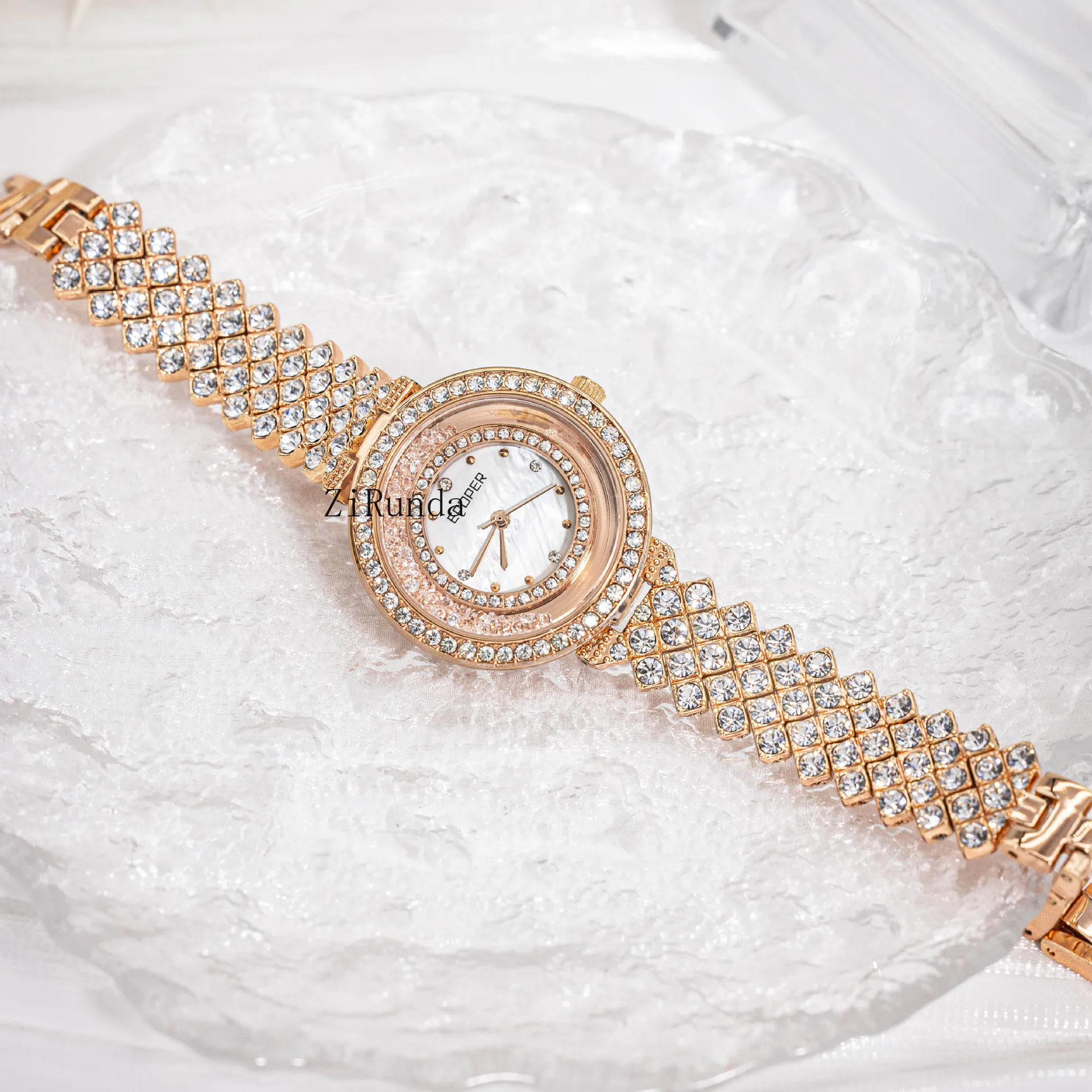 ساعة نسائية ذات قيمة عالية مرصعة بالألماس كاجوال متعددة الاستخدامات وسوار مقاوم للماء