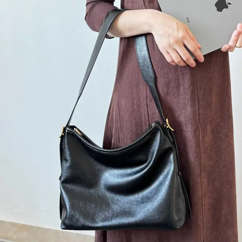 

2025 New Light Luxury Fashion New Square Women's Bag Simple Casual Versatile Large Capacity Single Shoulder Crossbody Bag Trendy