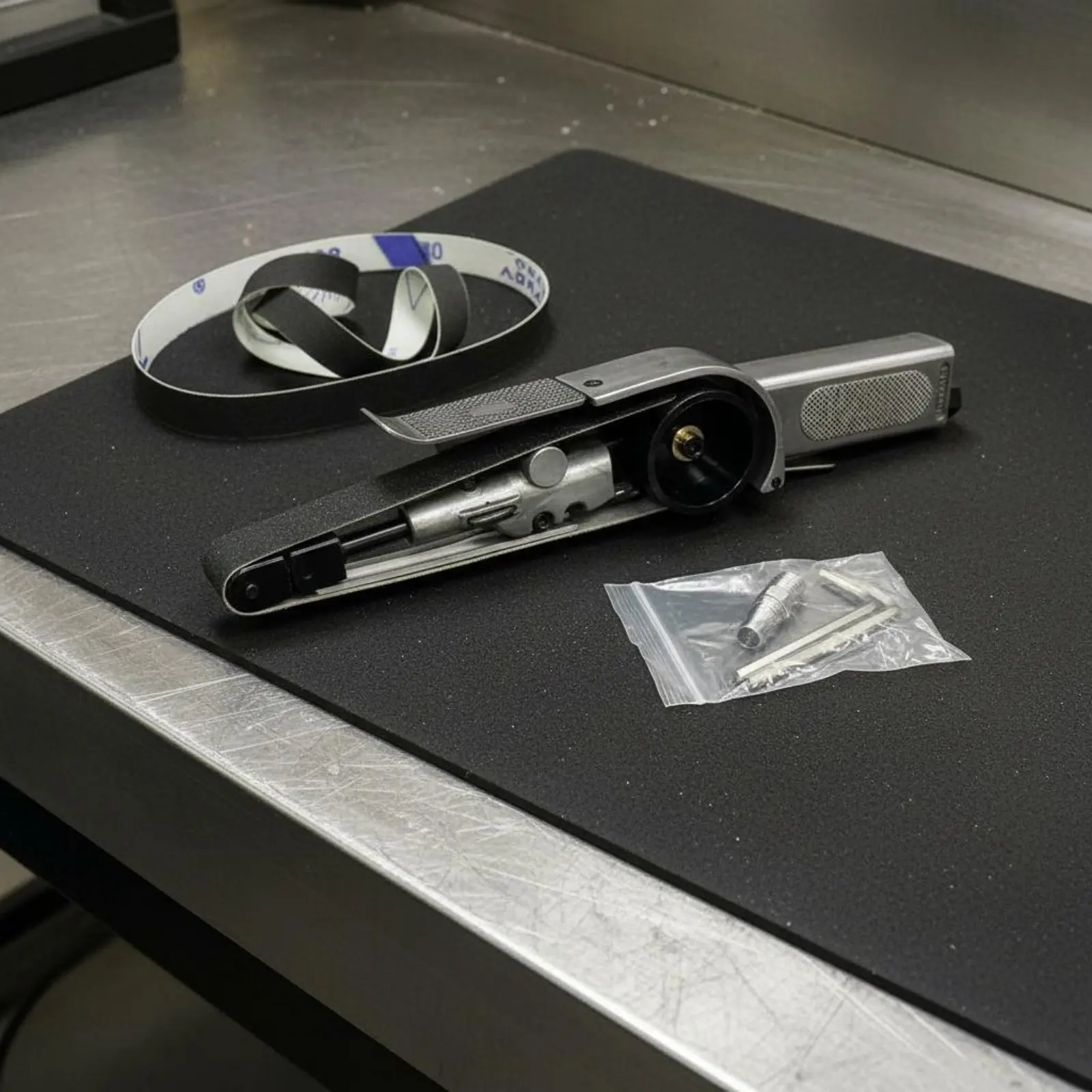 

Angle Air Belt Sander High Speed Air-Powered Belt Sander Air-Powered Polishing Machine Powerful Power Tool Energy Saving