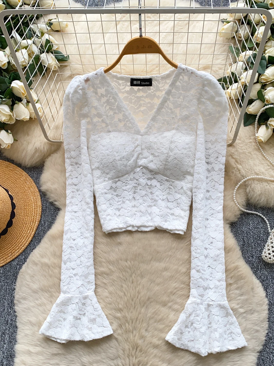 Camisas blancas de encaje con cuello en V para mujer, blusas estéticas Vintage de los años 2000, camisa ajustada recortada de manga larga, ropa para mujer para primavera y otoño