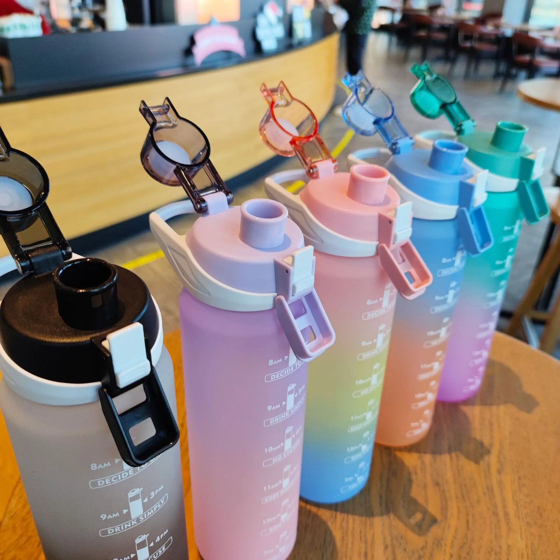 At All Seasons Gradual Change Color Plastic Kettle Matte Sports Water Bottle Portable Handle Bouncing Cover with Scale 1000ml