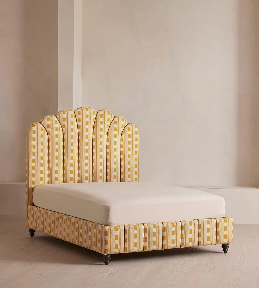 ！@Customized Modern Solid Wood Frame Velvet Upholstery Soft Bed with Eco-Friendly Design