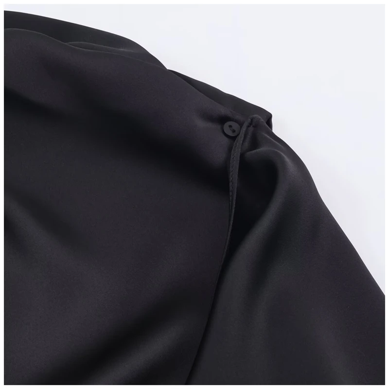 فستان جديد لعام 2025 عالي الجودة بياقة ثنيات وأكمام قصيرة أنيق للحفلات فستان نسائي غير متماثل من الساتان الأسود