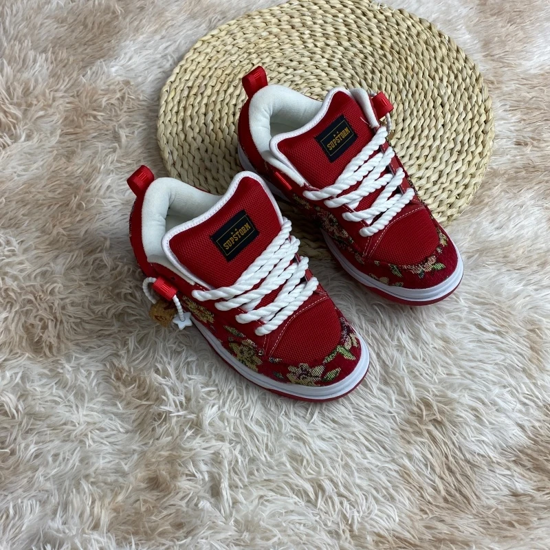 Small niche design, red jacquard bread shoes, thick rope shoelaces, trendy board shoes, retro street style, casual skateboard