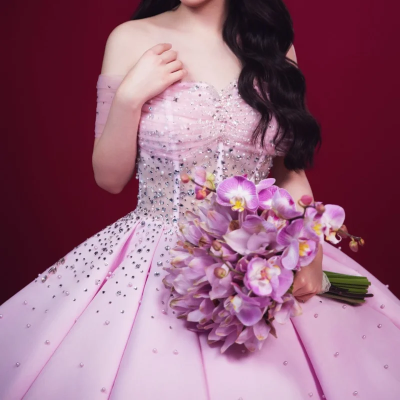 

Розовое платье для церемонии Quinceanera с открытыми плечами, украшенное блестками, кристаллами и жемчугом, с длинным шлейфом, платье для 15-летия. ﻿ Индивидуальный заказ
