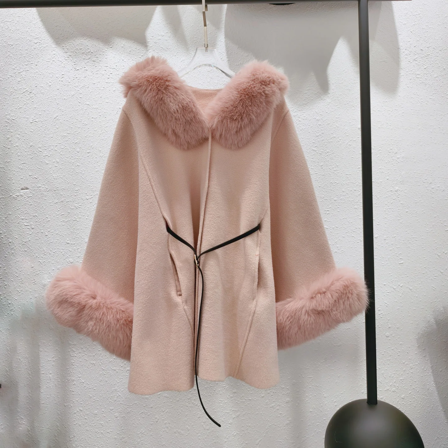Donna Autunno Inverno Nuovo elegante scialle da socialite Cintura chic Cappotto corto di lana allentato sottile Cappotto di lana con collo di pelliccia di moda di fascia alta