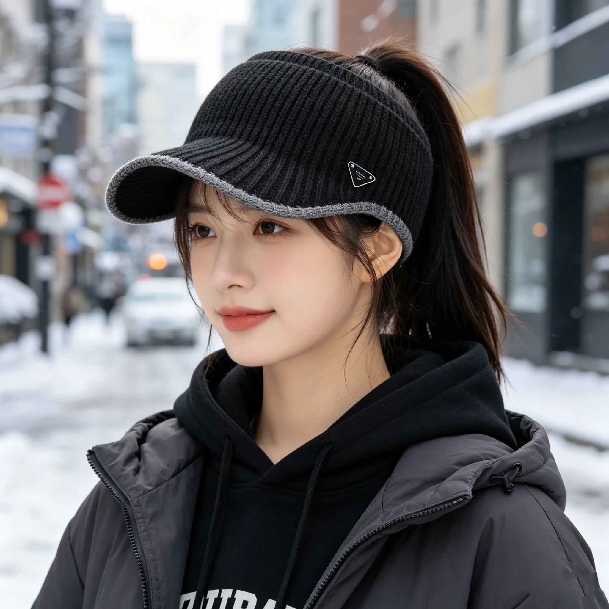 Knitted Open-Top Baseball Cap for Women, Autumn and Winter, Ribbed, Warm, Versatile Ponytail Cap, Triangular Logo, Color-Blocking, Stylish Baseball Cap