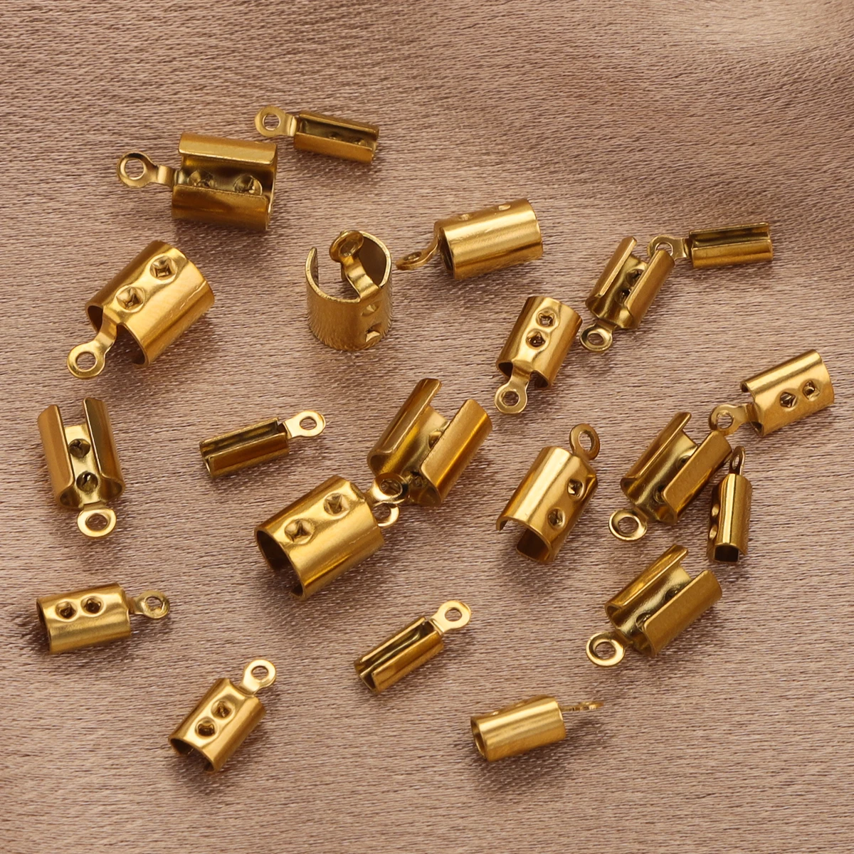 50 peças de aço inoxidável pvd banhado a ouro 18k crimp end contas tampas cabo de couro clipe ponta dobrável crimp bead pulseira conectores diy