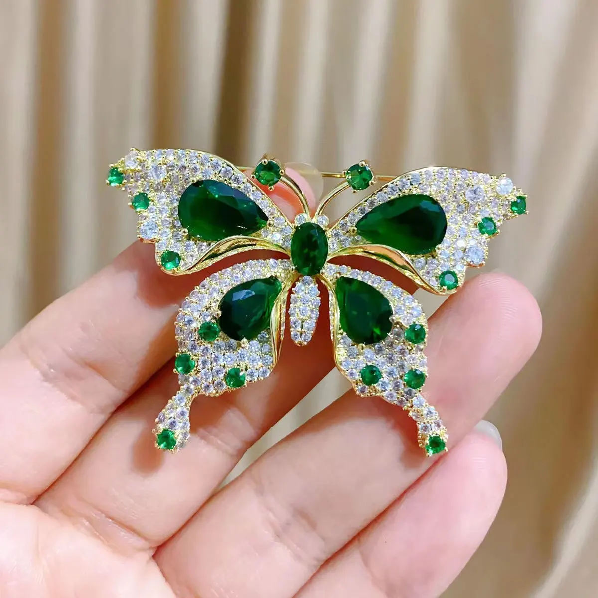 Classic Exquisite Butterfly Crystal Brooches Pins Women Shiny Rhinestone Insect Lapel Pins Badges Party Banquet New Years Gift