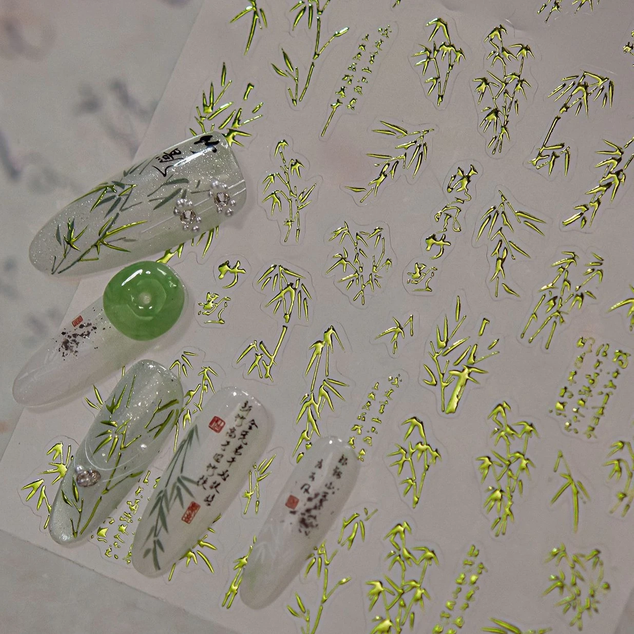 สติกเกอร์ติดเล็บลายใบไผ่สีเขียวทองโบราณขาวดำลายตัวอักษรจีนธรรมชาติสำหรับตกแต่งเล็บ