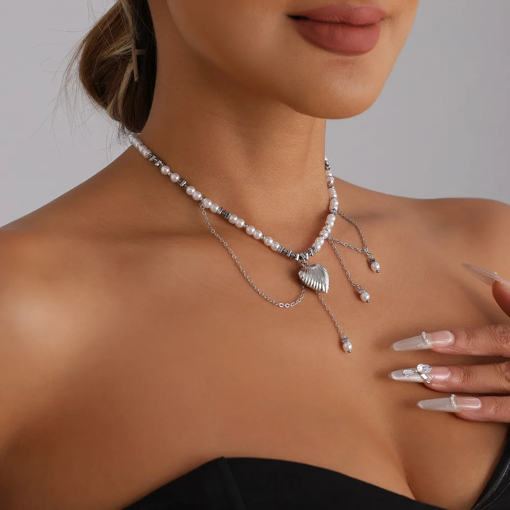 Hip-hop Personality Sliver Color Shell Pattern Stereo Heart-shaped Pendant Tassel Chain Pearl Beaded Necklace for Women Jewelry