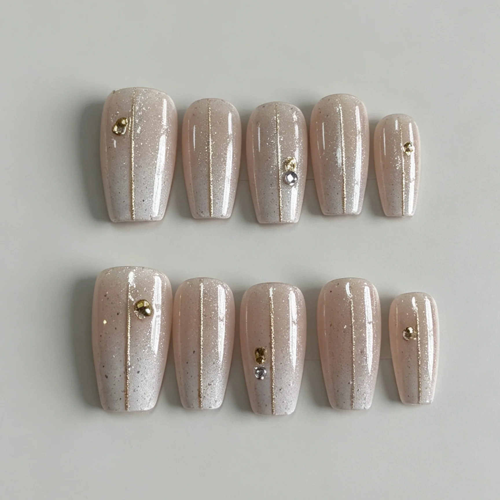 10 faux ongles en forme d'amande pressés à la main, magnifiques faux ongles, motif pois noirs sur blanc laiteux, adaptés aux femmes
