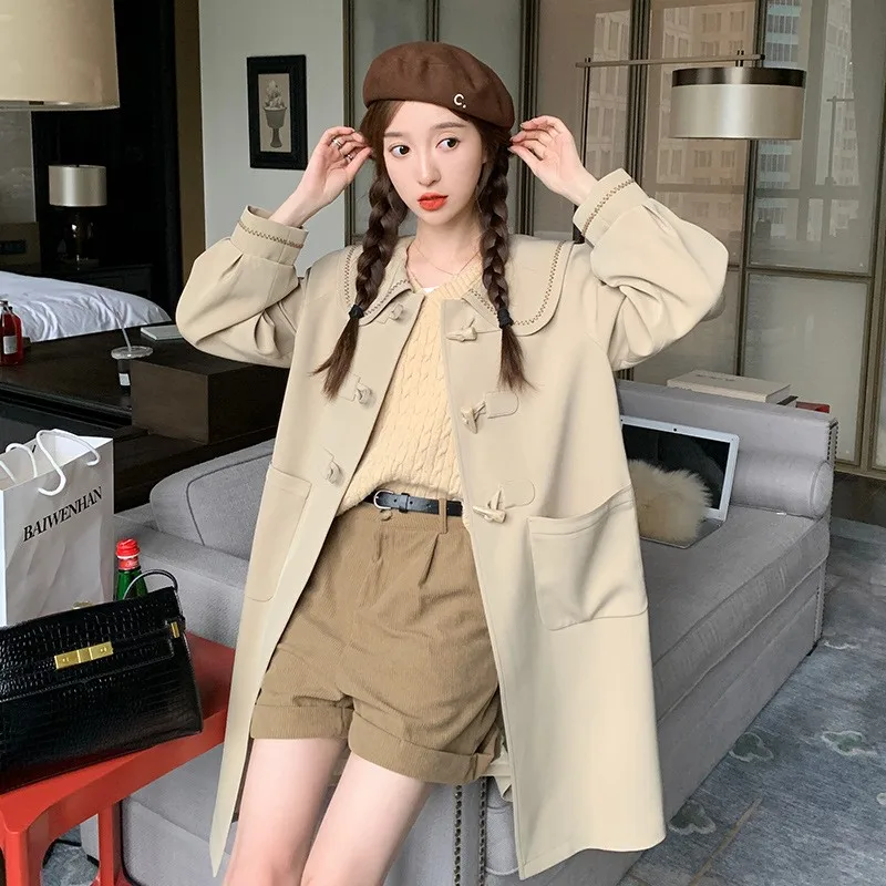 The new youthful versatile comfortable and skin-friendly horn-buttoned trench coat style