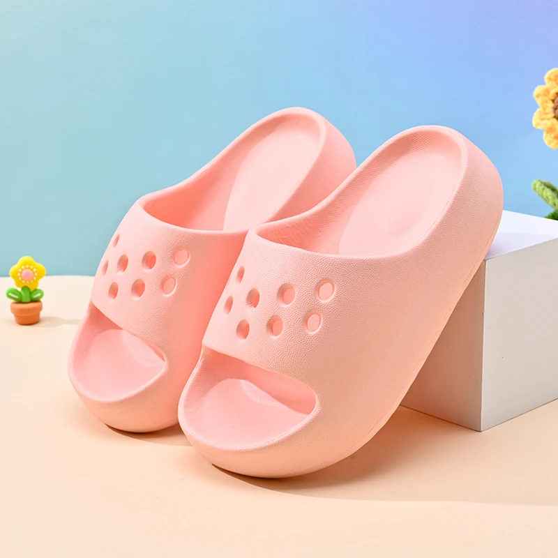 

A pair of children's summer-friendly sandals with soft and durable soles, providing a comfortable wearing experience. TB-1606