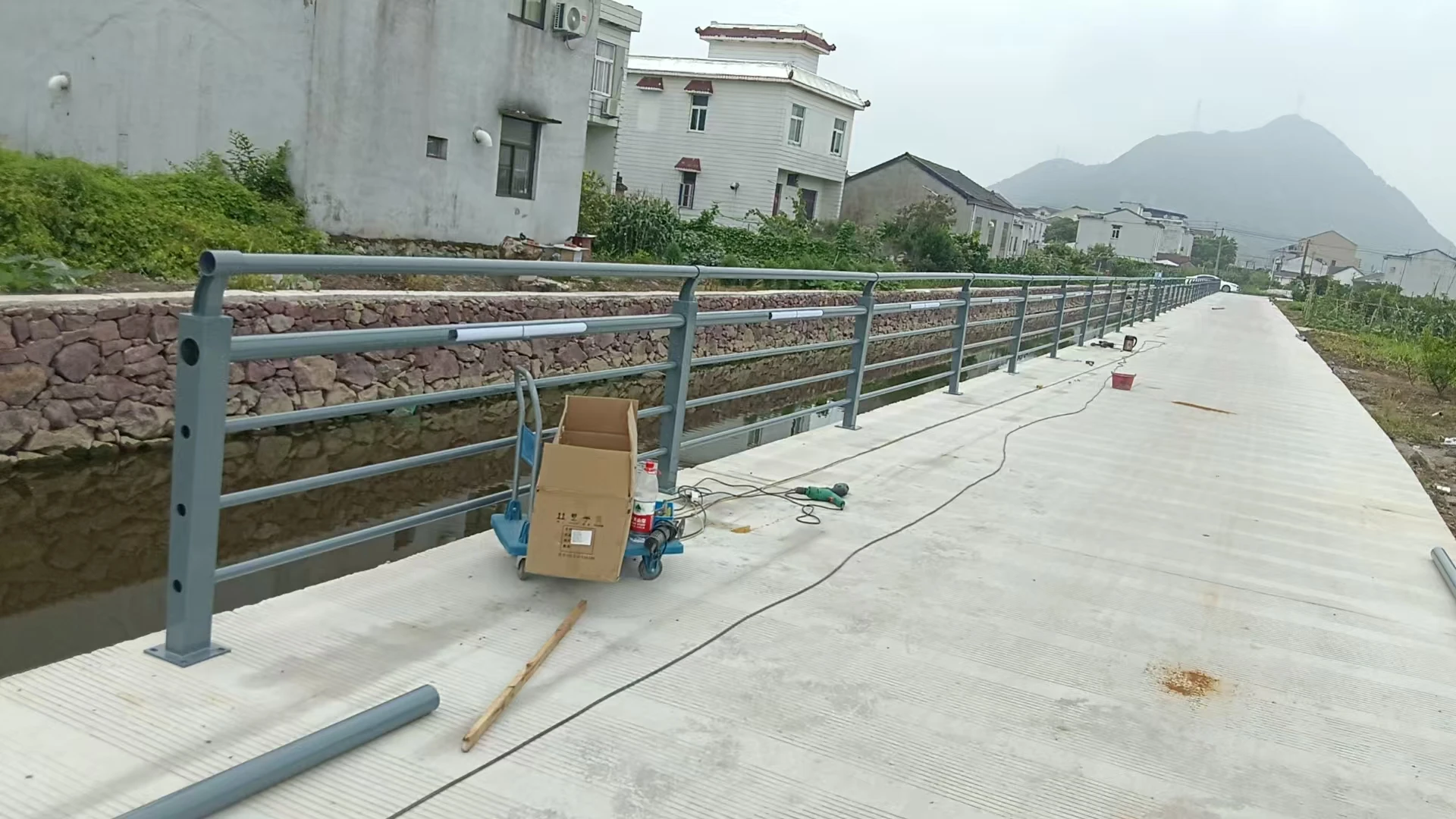 التخصيص نهر الدرابزين حديقة المشي حماية السلامة درابزين جسر المشاة المناظر الطبيعية نهر الحرق الزنك الصلب #4