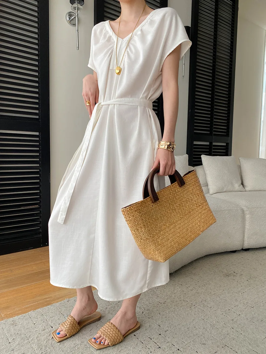Sommerliches Damenkleid in unifarbenem Design mit V-Ausschnitt und Schnürung an der Taille für eine schlanke Silhouette. – Detail 24