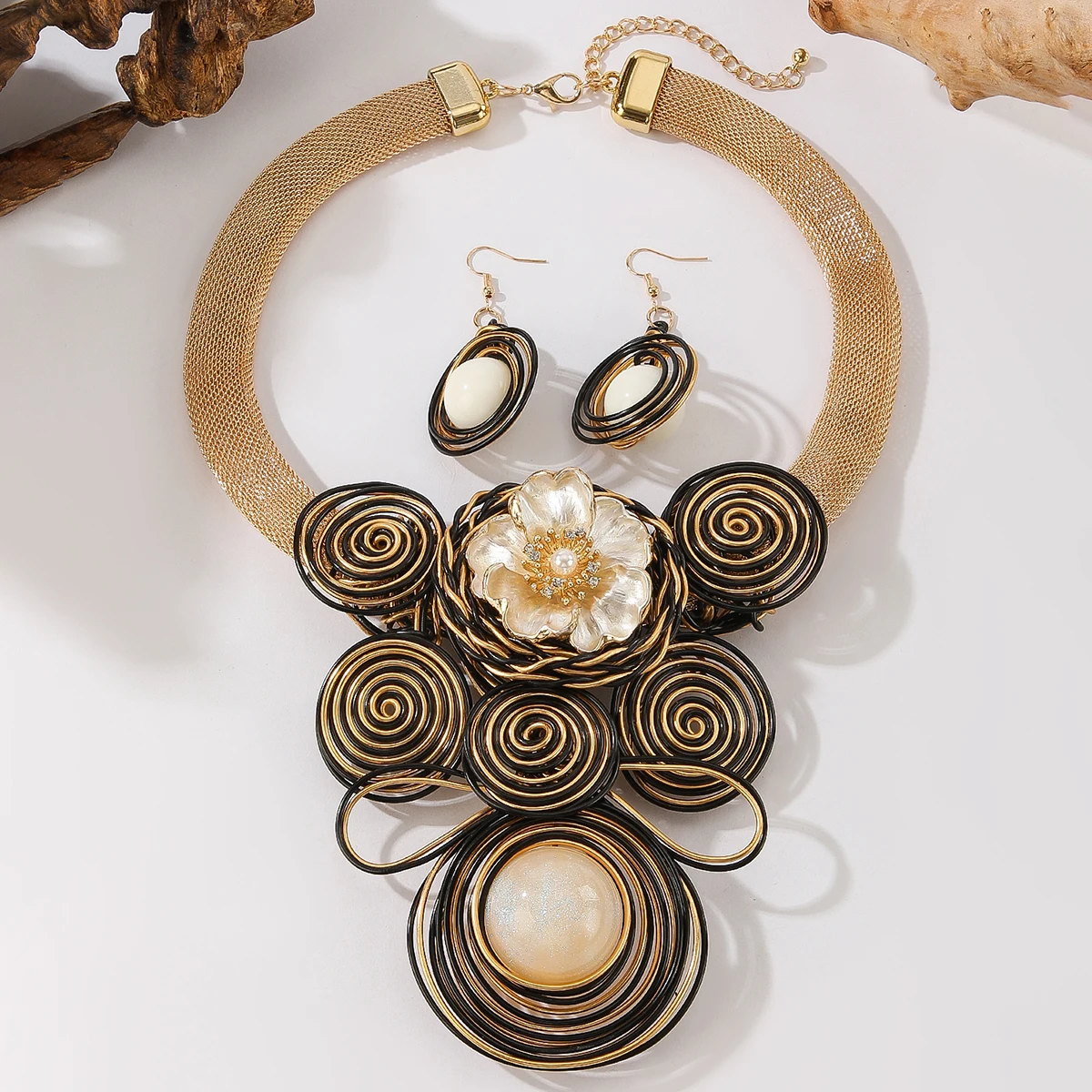 

Набор эффектных украшений нефритового цвета, включающий ожерелье и серьги ручной работы из алюминиевой проволоки с жемчужными цветами.