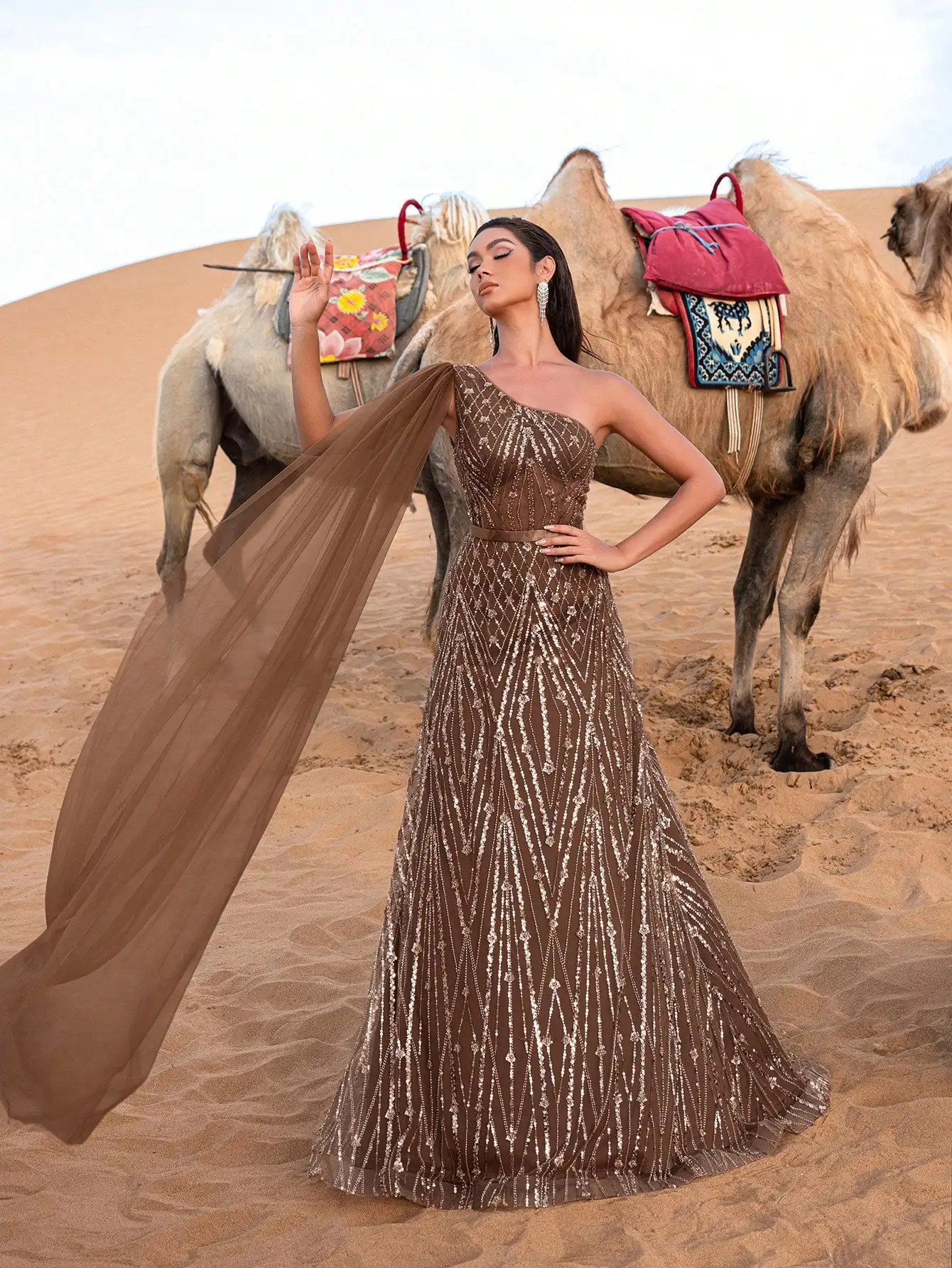 Preciosos vestidos formales y vestidos de noche con cuentas y lentejuelas y mangas tipo capa con un solo hombro