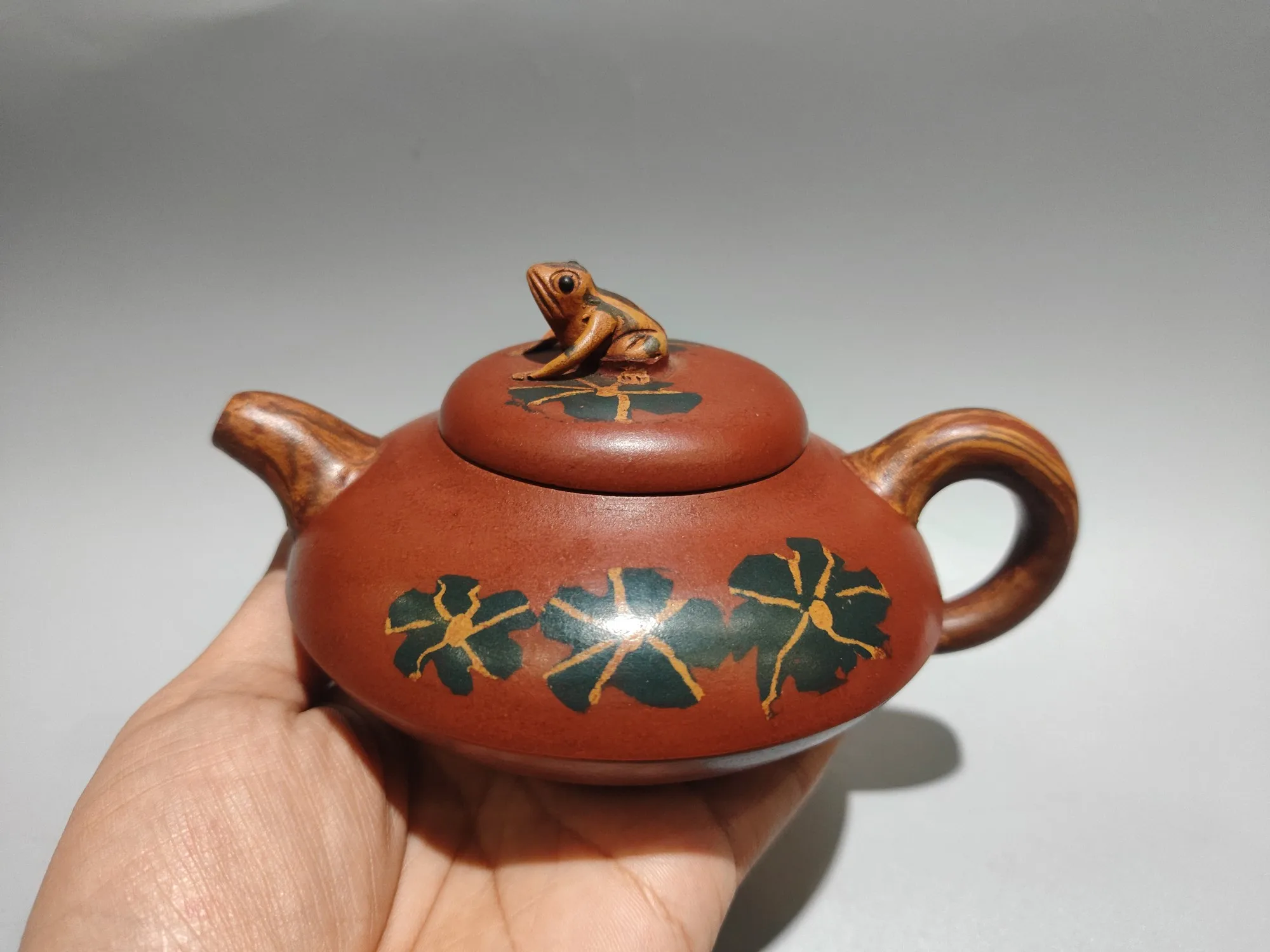 Purple Clay Pot two-color Twisted mud Frog statue cover Virtual flat pot Kettle Teapot Pot Tea Tea Charm