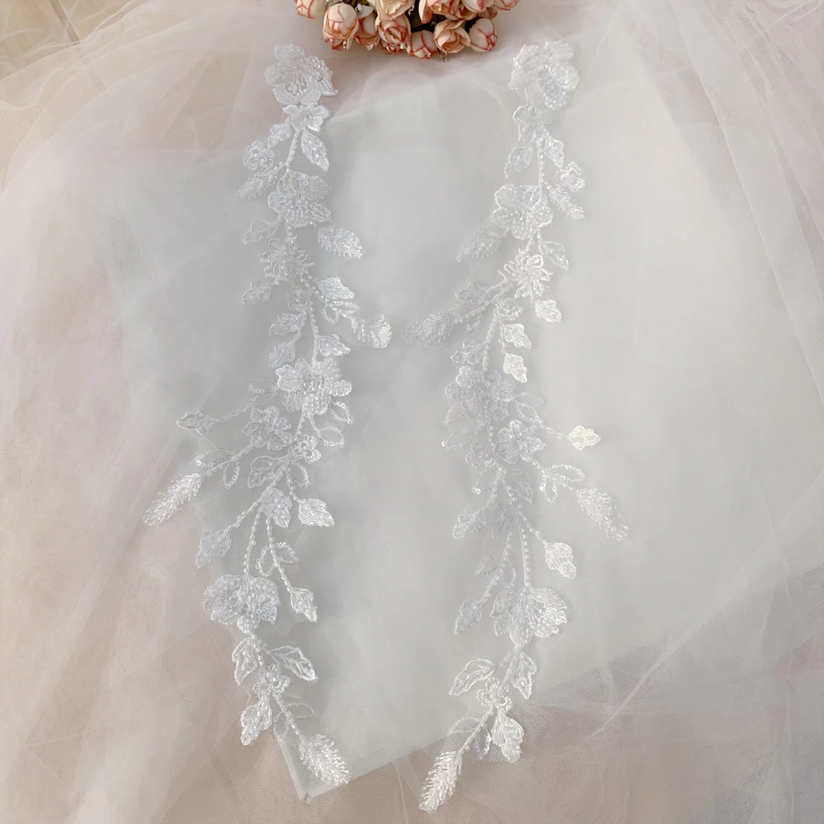 Perlenstickerei-Applikation. Hochzeitskleid. Weiße Spiegelblume. DIY-Nähzubehör. Brautdekoration. – Detail 2