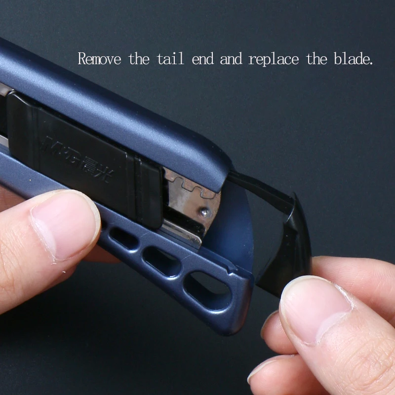 Coltello multiuso retrattile M&G con chiusura automatica, lame ricaricabili larghe 18 mm, per uso industriale e domestico, scatola aperta