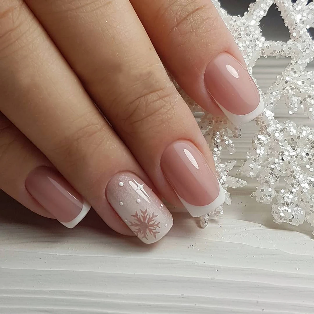 24 Pieces Short Oval Nail Pieces Simple Small Fresh Nail Patch Christmas White Snowflake Gradient Wear Nail Set