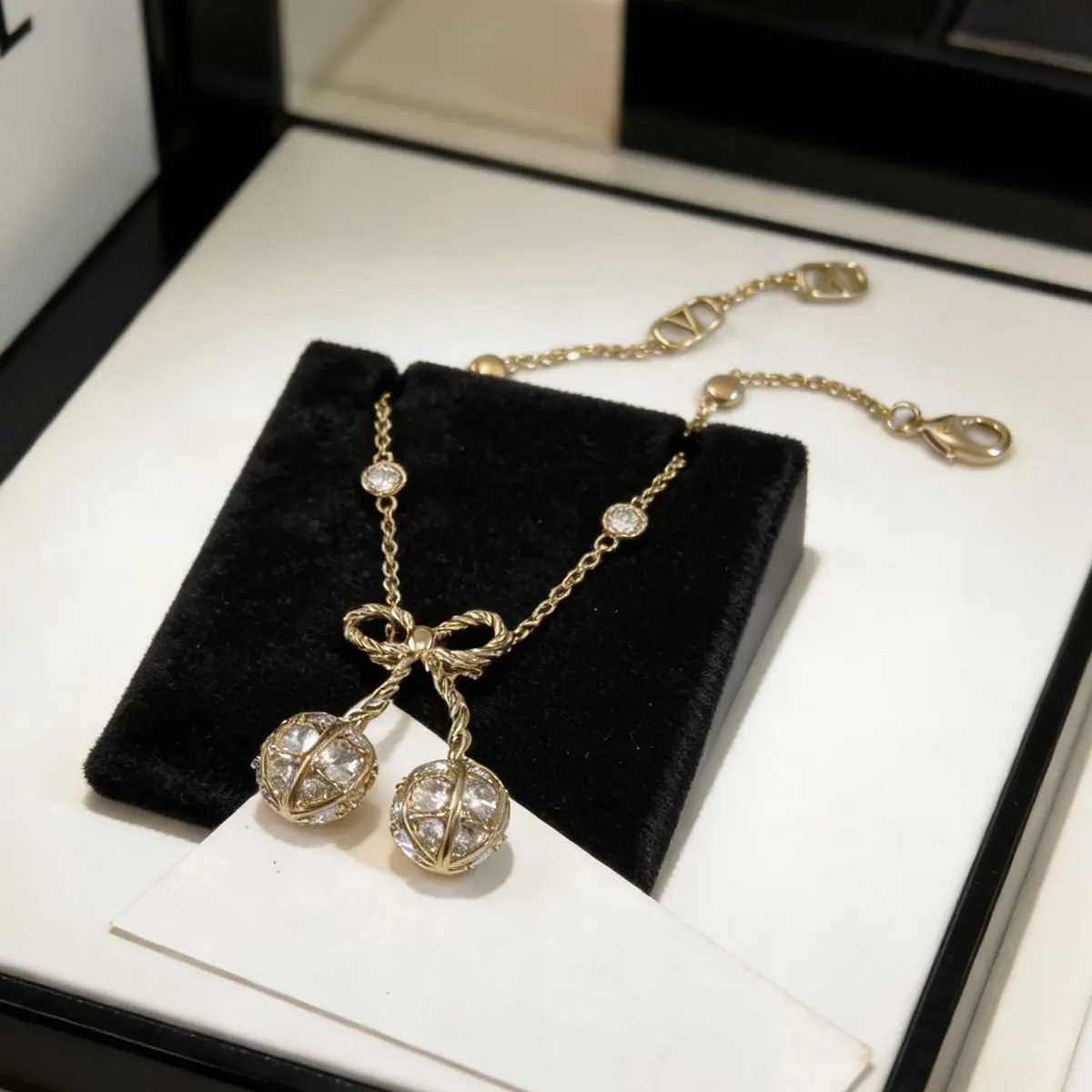 The new medium bronze coin pattern gourd necklace is fashionable and simple and explodes the necklace