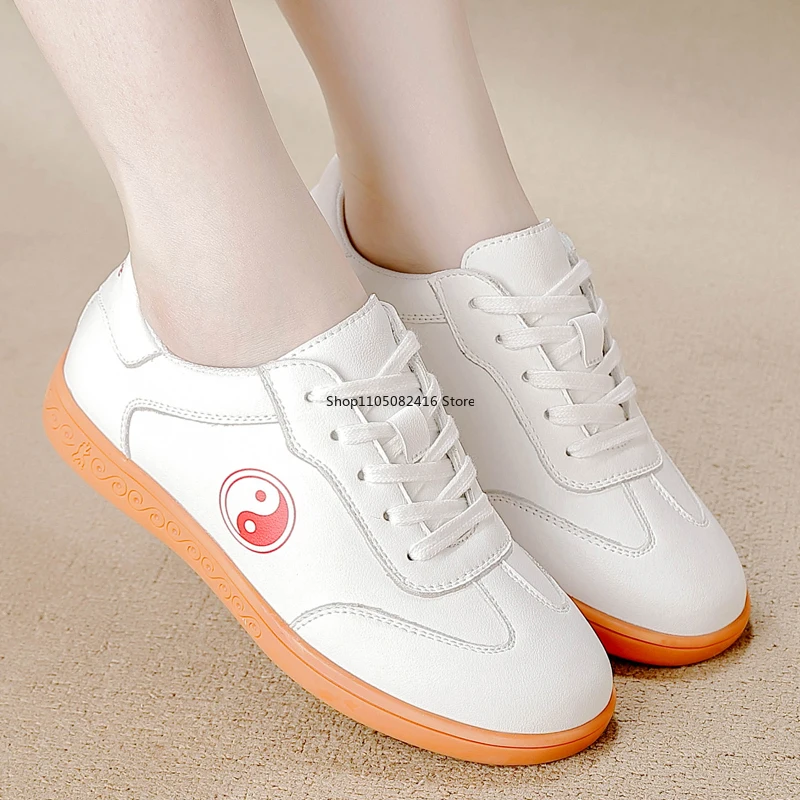 รองเท้าไทชิสำหรับผู้หญิง รองเท้าศิลปะการต่อสู้สีขาวสีดำที่สวมใส่สบาย รองเท้าฝึกกังฟูแบบไม่ลื่น รองเท้าผ้าใบสำหรับผู้หญิงสำหรับกิจกรรมกลางแจ้ง