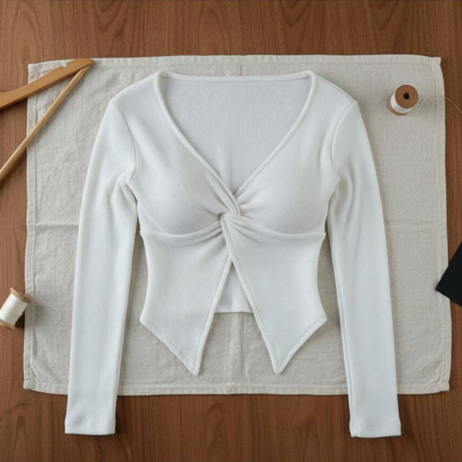 

1/6 Scale Female Outfit Irregular Cut Twist Neck Shirt Set Ripped Skirt Outfit Fashion Fashion Female Figure Clothing
